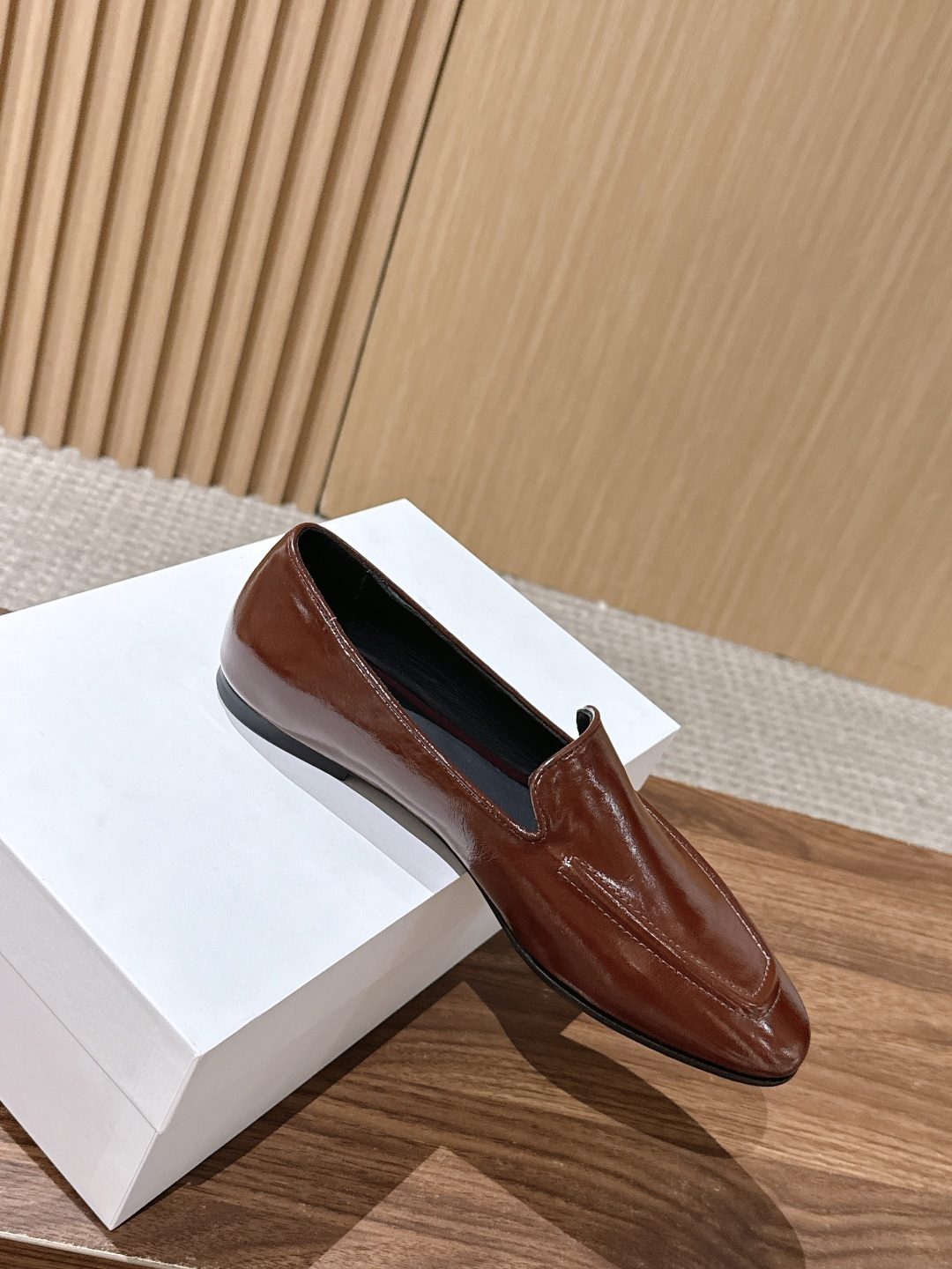 【莞产】The Row 油蜡皱皮极简乐福平底鞋 The Row一直秉持极简主义美学，摒弃多余装饰，以纯粹剪裁与上乘皮革材