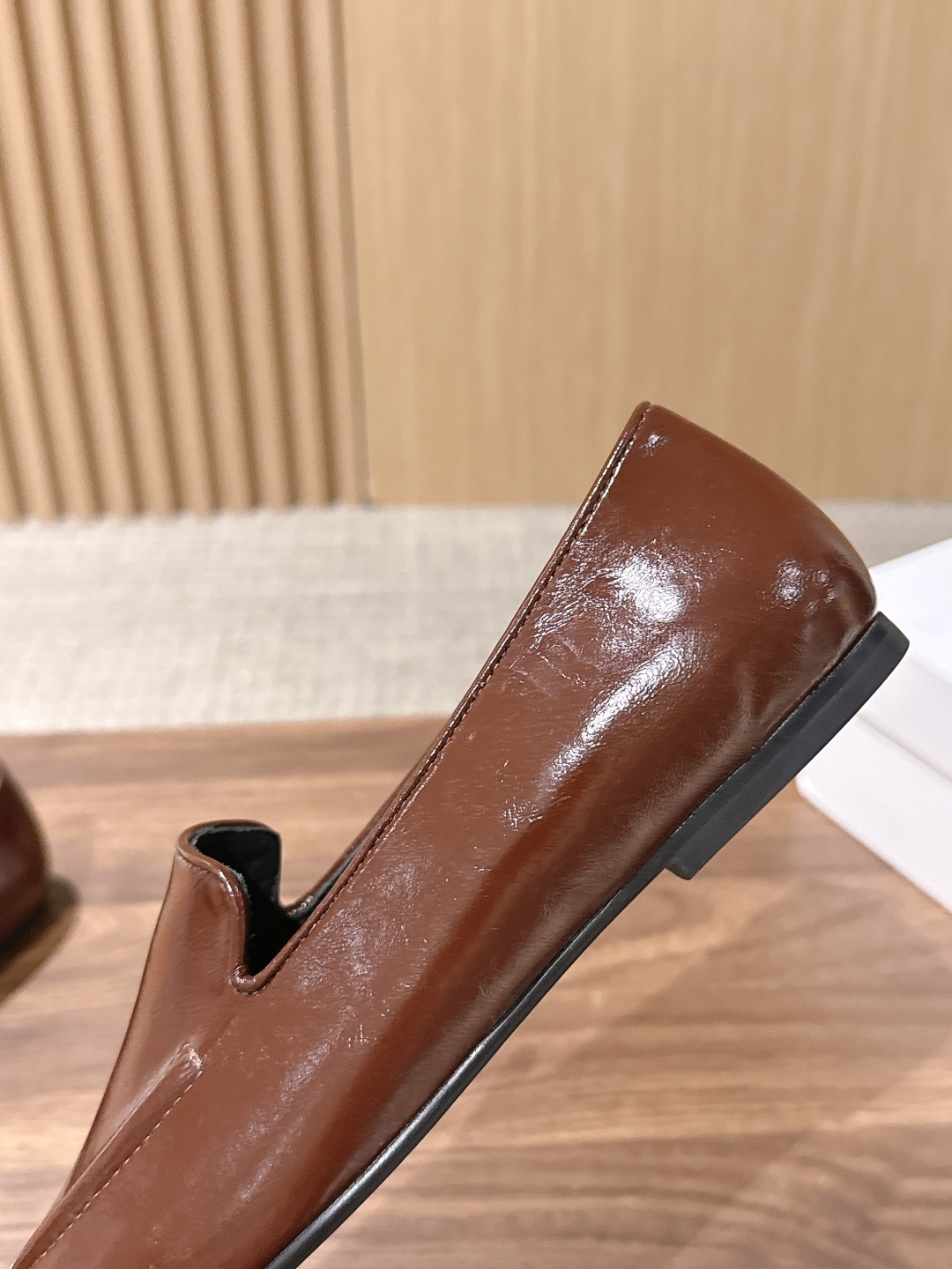 【莞产】The Row 油蜡皱皮极简乐福平底鞋 The Row一直秉持极简主义美学，摒弃多余装饰，以纯粹剪裁与上乘皮革材