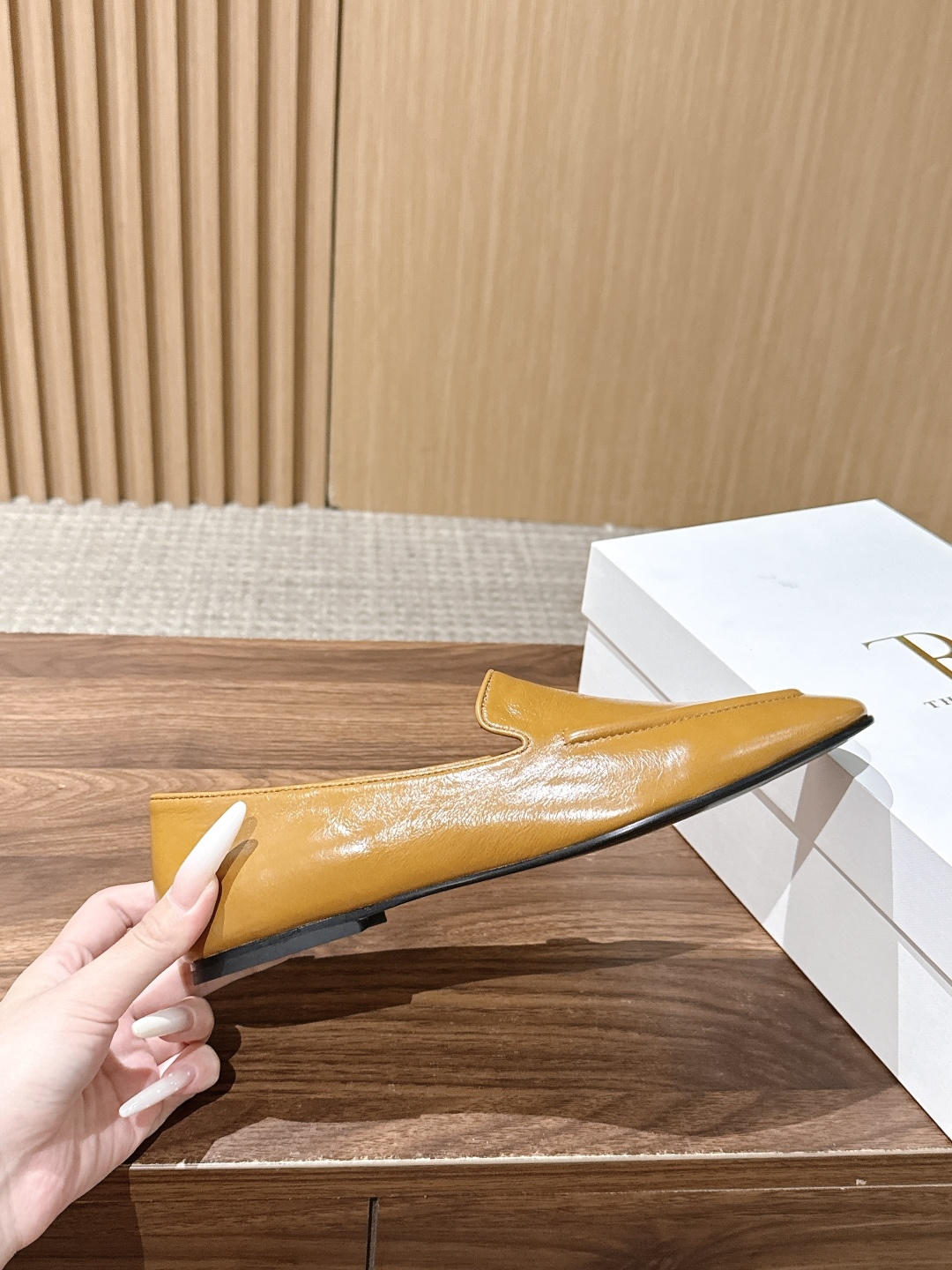 【莞产】The Row 油蜡皱皮极简乐福平底鞋 The Row一直秉持极简主义美学,摒弃多余装饰,以纯粹剪裁与上乘皮革材 【莞产】The Row 油蜡皱皮极简乐福平底鞋 The Row一直秉持极简主义美学,摒弃多余装饰,以纯粹剪裁与上乘皮革材
