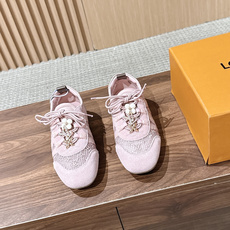 【扣件】 LOUIS VUITTON ☑️驴牌运动鞋近来热度居高不下!品牌代言人宋茜、周冬雨,品牌大使钟楚曦、欧阳娜娜、 【扣件】 LOUIS VUITTON ☑️驴牌运动鞋近来热度居高不下!品牌代言人宋茜、周冬雨,品牌大使钟楚曦、欧阳娜娜、