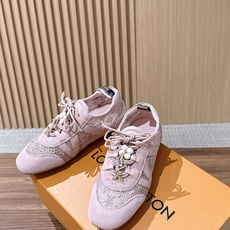 【扣件】 LOUIS VUITTON ☑️驴牌运动鞋近来热度居高不下!品牌代言人宋茜、周冬雨,品牌大使钟楚曦、欧阳娜娜、 【扣件】 LOUIS VUITTON ☑️驴牌运动鞋近来热度居高不下!品牌代言人宋茜、周冬雨,品牌大使钟楚曦、欧阳娜娜、