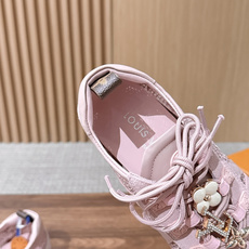 【扣件】 LOUIS VUITTON ☑️驴牌运动鞋近来热度居高不下!品牌代言人宋茜、周冬雨,品牌大使钟楚曦、欧阳娜娜、 【扣件】 LOUIS VUITTON ☑️驴牌运动鞋近来热度居高不下!品牌代言人宋茜、周冬雨,品牌大使钟楚曦、欧阳娜娜、
