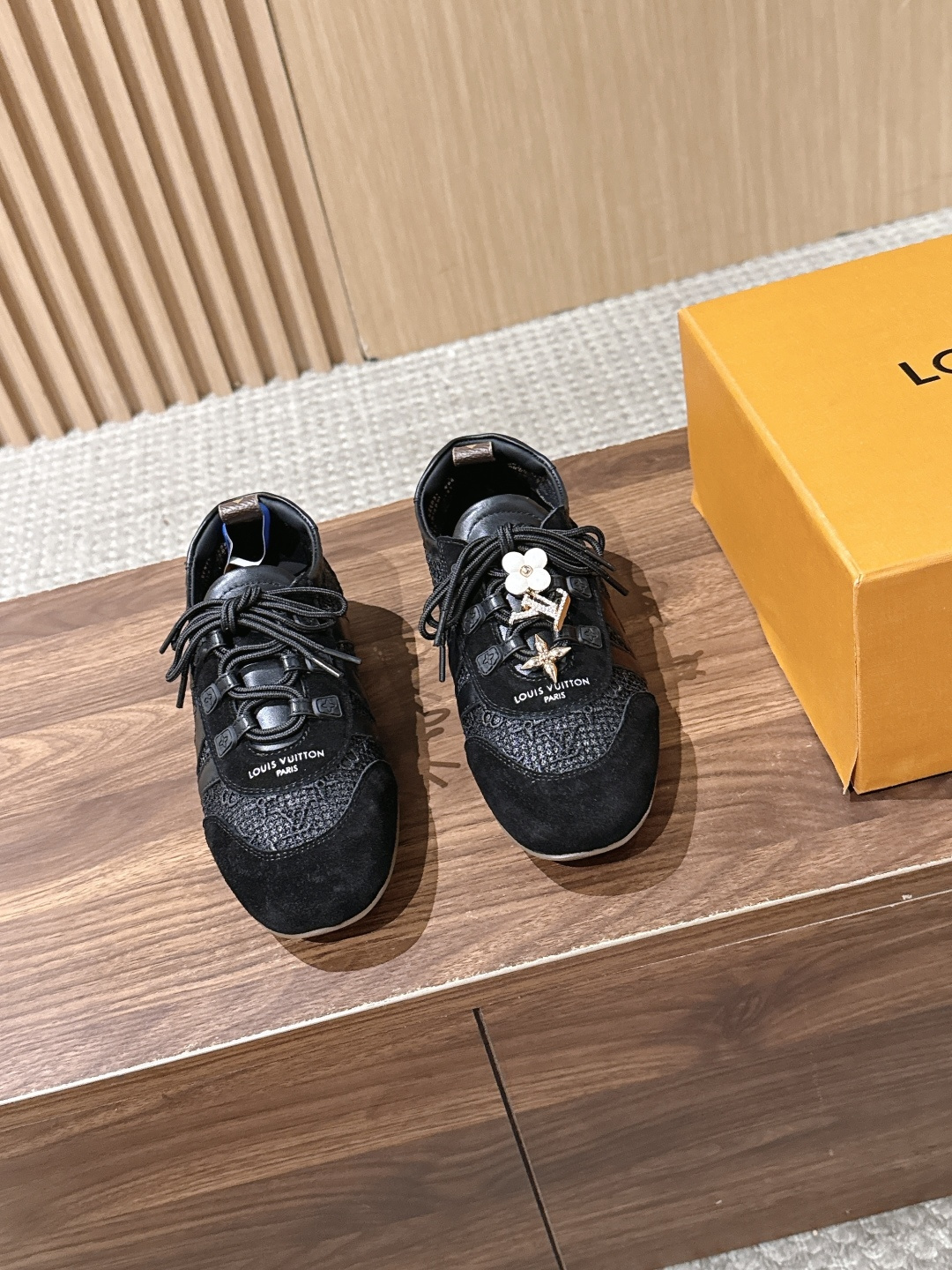 【扣件】 LOUIS VUITTON ☑️驴牌运动鞋近来热度居高不下！品牌代言人宋茜､周冬雨,品牌大使钟楚曦､欧阳娜娜､