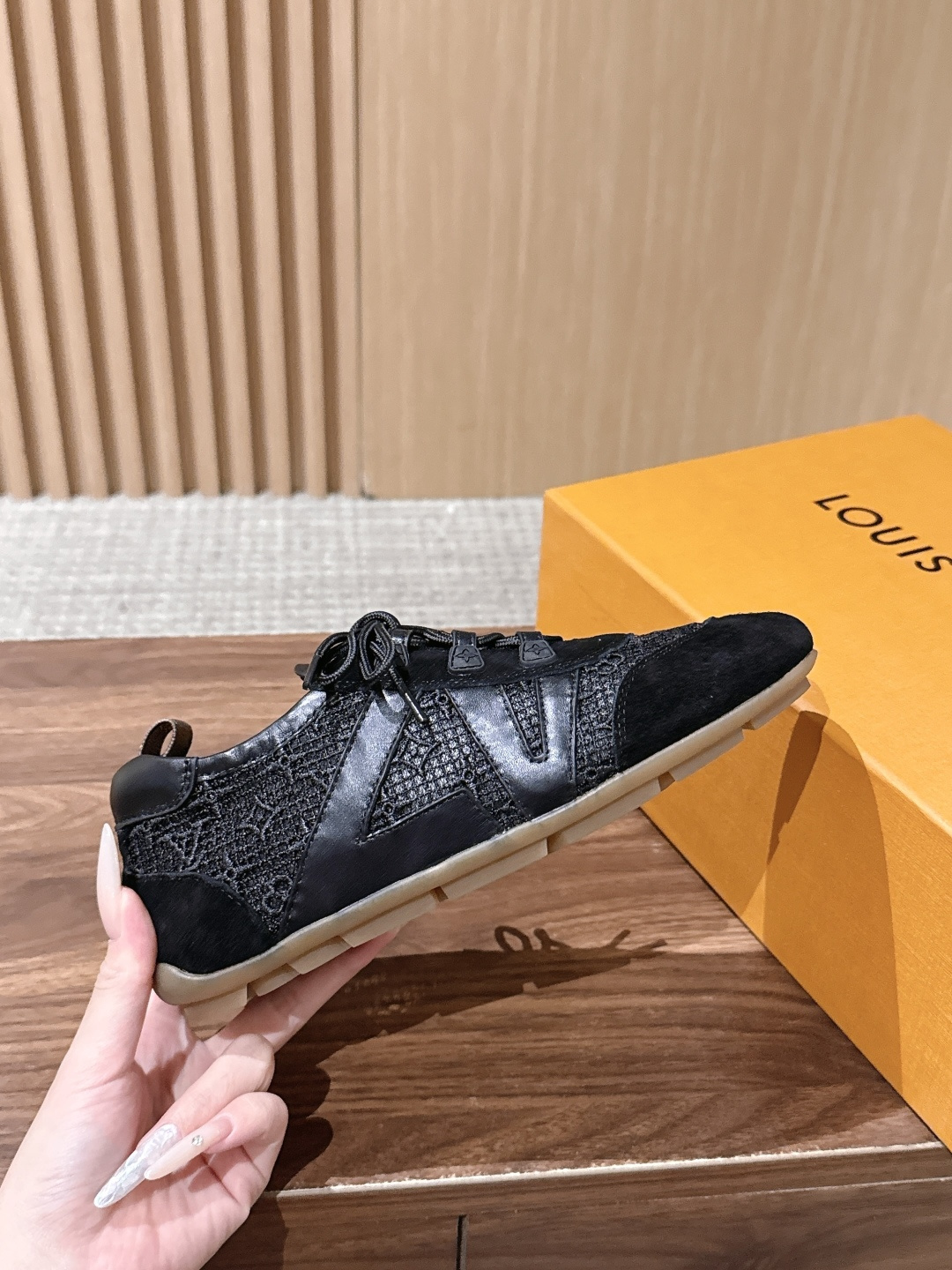 【扣件】 LOUIS VUITTON ☑️驴牌运动鞋近来热度居高不下！品牌代言人宋茜､周冬雨,品牌大使钟楚曦､欧阳娜娜､