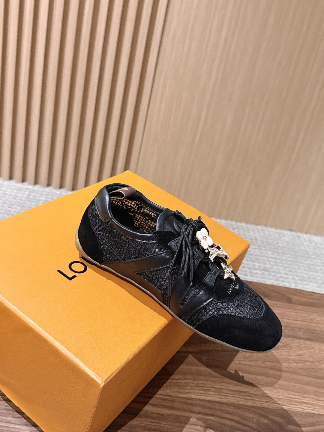 【扣件】 LOUIS VUITTON ☑️驴牌运动鞋近来热度居高不下！品牌代言人宋茜､周冬雨,品牌大使钟楚曦､欧阳娜娜､