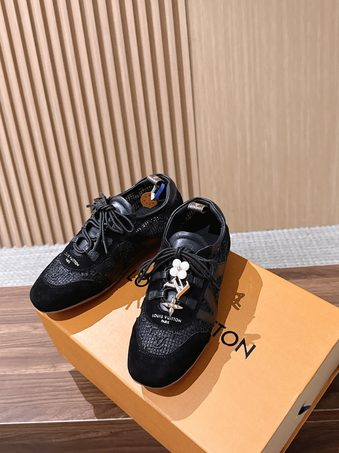 【扣件】 LOUIS VUITTON ☑️驴牌运动鞋近来热度居高不下！品牌代言人宋茜､周冬雨,品牌大使钟楚曦､欧阳娜娜､