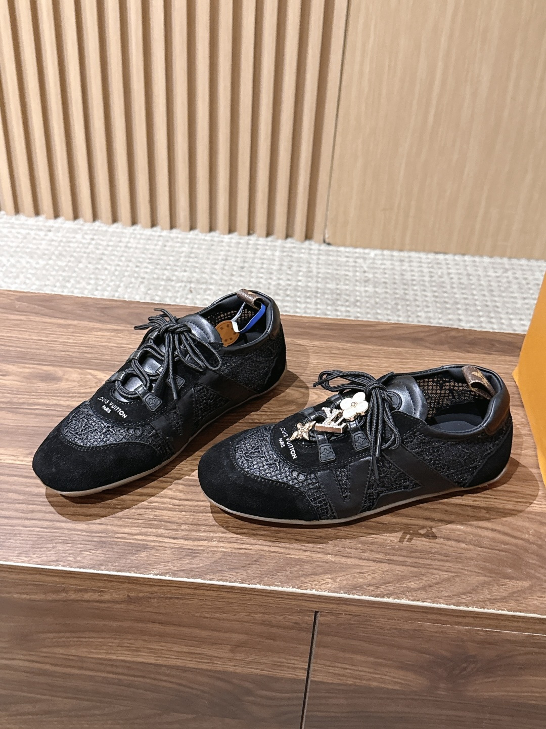【扣件】 LOUIS VUITTON ☑️驴牌运动鞋近来热度居高不下！品牌代言人宋茜､周冬雨,品牌大使钟楚曦､欧阳娜娜､
