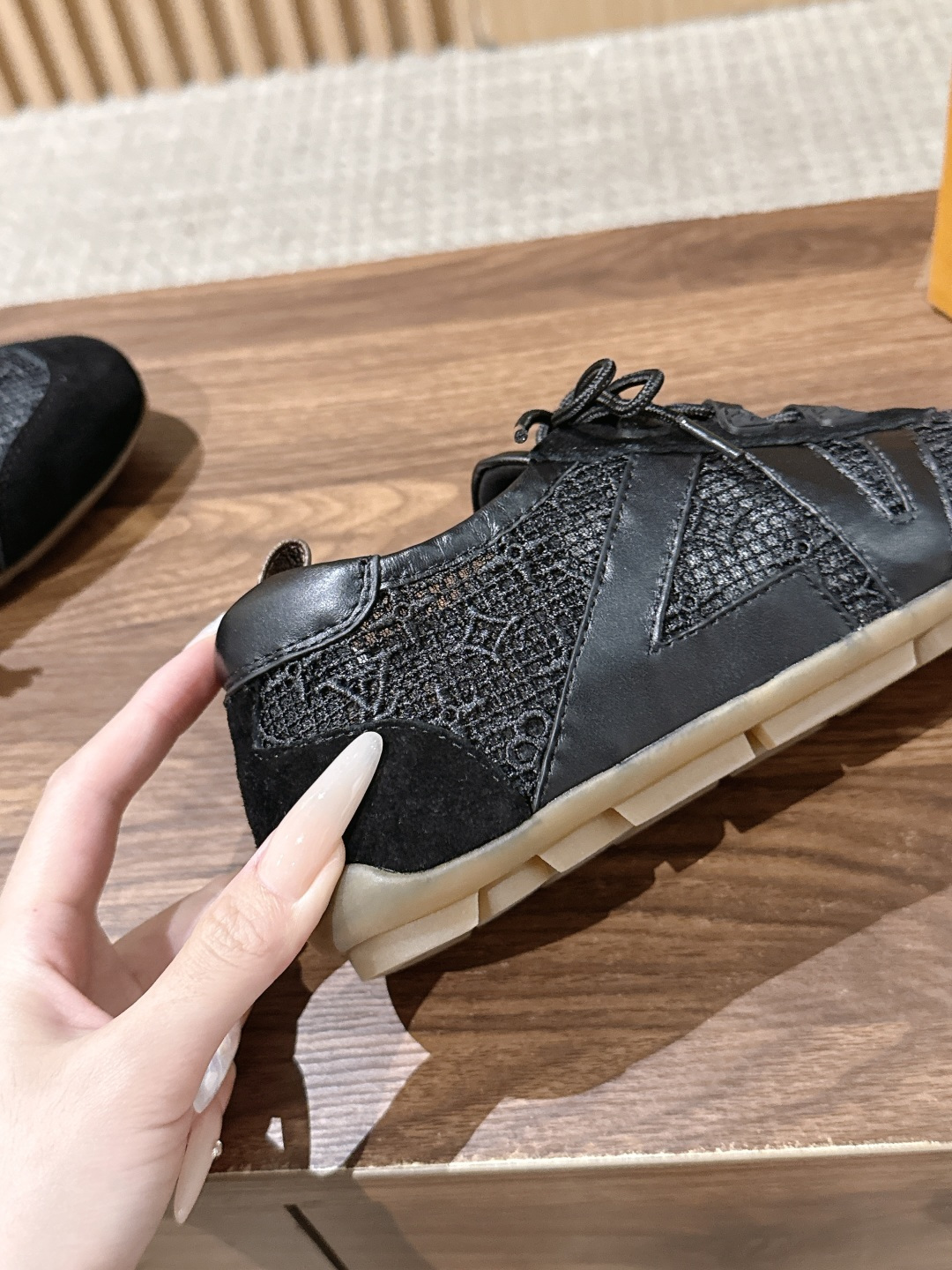 【扣件】 LOUIS VUITTON ☑️驴牌运动鞋近来热度居高不下！品牌代言人宋茜､周冬雨,品牌大使钟楚曦､欧阳娜娜､