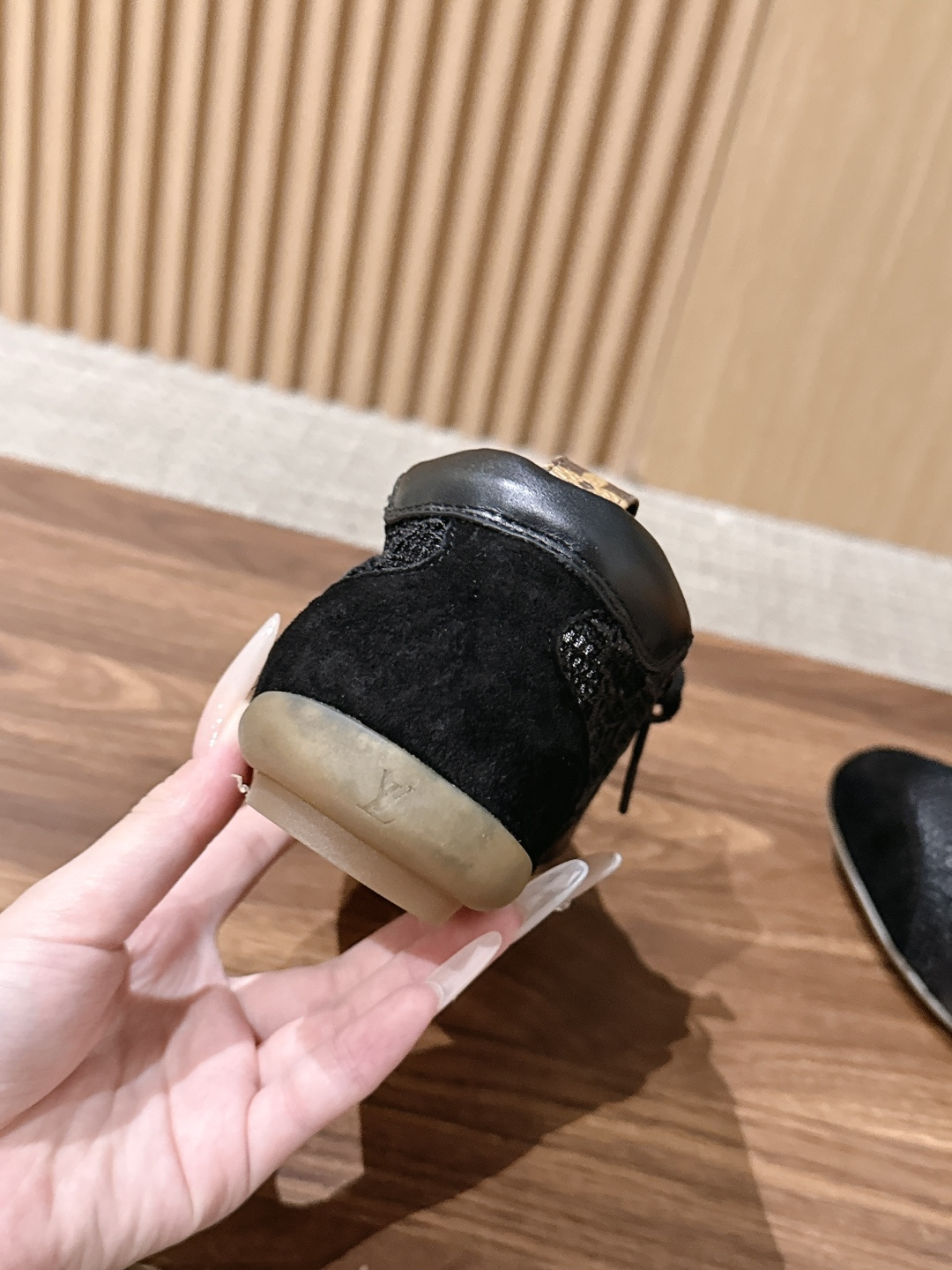 【扣件】 LOUIS VUITTON ☑️驴牌运动鞋近来热度居高不下！品牌代言人宋茜､周冬雨,品牌大使钟楚曦､欧阳娜娜､