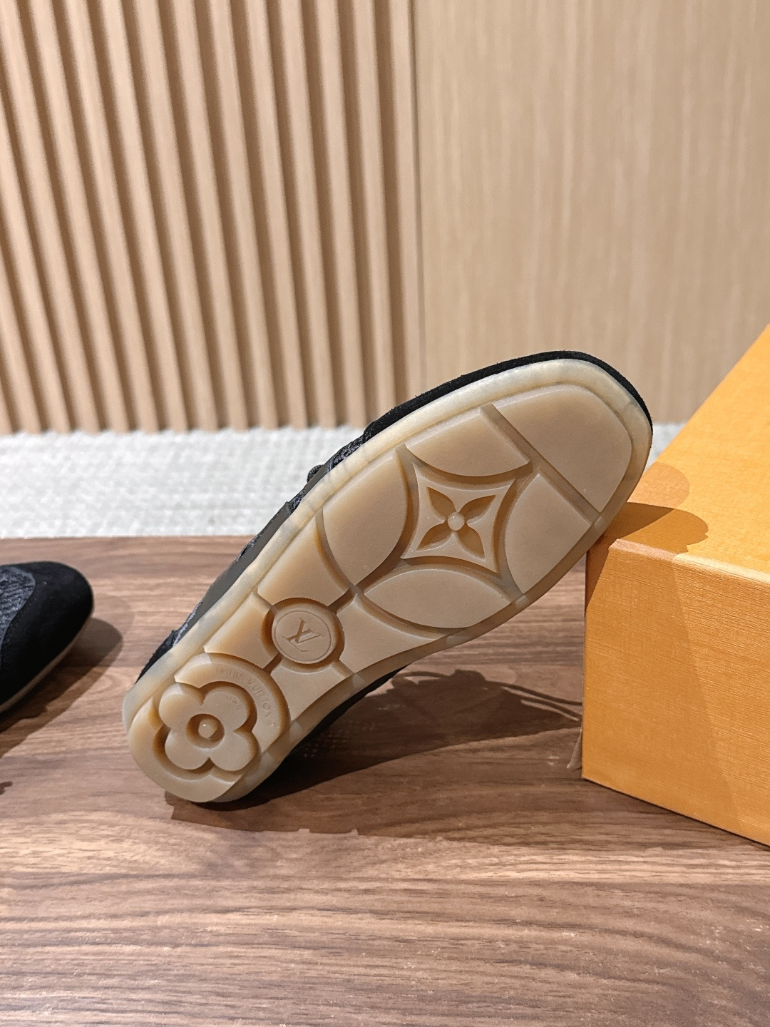 【扣件】 LOUIS VUITTON ☑️驴牌运动鞋近来热度居高不下！品牌代言人宋茜､周冬雨,品牌大使钟楚曦､欧阳娜娜､