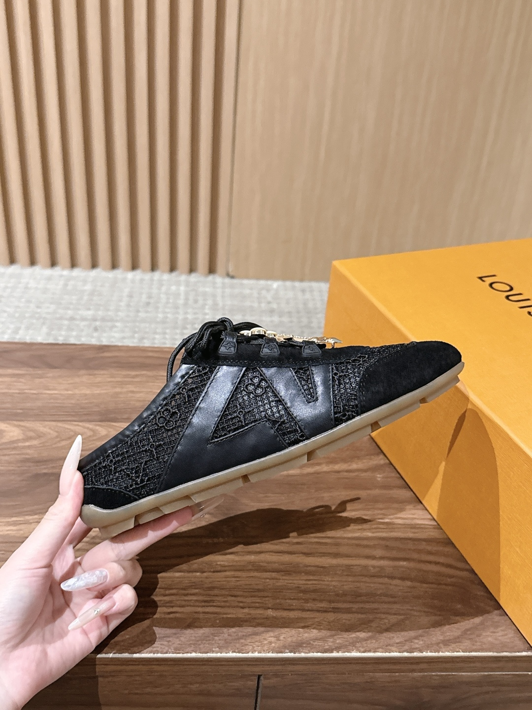 【扣件】 LOUIS VUITTON ☑️驴牌运动鞋近来热度居高不下!品牌代言人宋茜、周冬雨,品牌大使钟楚曦、欧阳娜娜、 【扣件】 LOUIS VUITTON ☑️驴牌运动鞋近来热度居高不下!品牌代言人宋茜、周冬雨,品牌大使钟楚曦、欧阳娜娜、