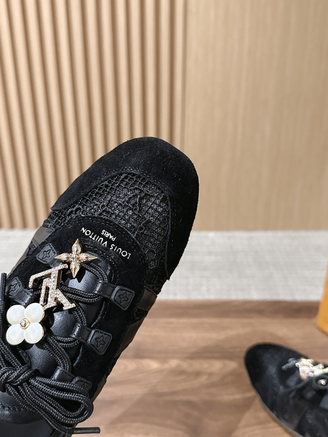 【扣件】 LOUIS VUITTON ☑️驴牌运动鞋近来热度居高不下!品牌代言人宋茜、周冬雨,品牌大使钟楚曦、欧阳娜娜、 【扣件】 LOUIS VUITTON ☑️驴牌运动鞋近来热度居高不下!品牌代言人宋茜、周冬雨,品牌大使钟楚曦、欧阳娜娜、