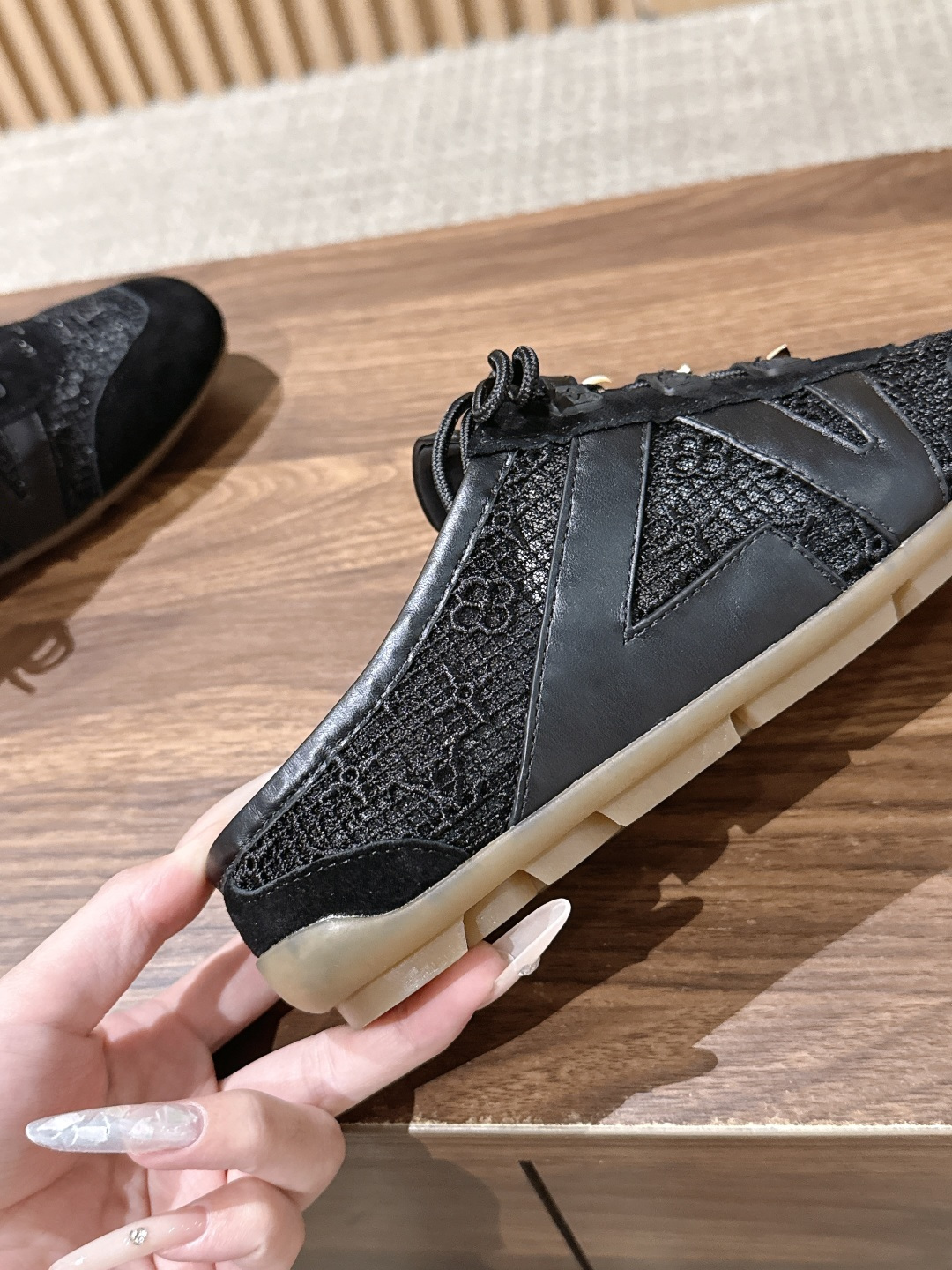 【扣件】 LOUIS VUITTON ☑️驴牌运动鞋近来热度居高不下!品牌代言人宋茜、周冬雨,品牌大使钟楚曦、欧阳娜娜、 【扣件】 LOUIS VUITTON ☑️驴牌运动鞋近来热度居高不下!品牌代言人宋茜、周冬雨,品牌大使钟楚曦、欧阳娜娜、