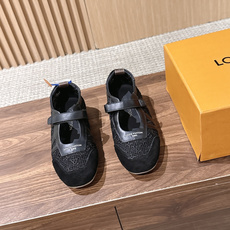LOUIS VUITTON ☑️驴牌运动鞋近来热度居高不下!品牌代言人宋茜、周冬雨,品牌大使钟楚曦、欧阳娜娜、金晨,演员 LOUIS VUITTON ☑️驴牌运动鞋近来热度居高不下!品牌代言人宋茜、周冬雨,品牌大使钟楚曦、欧阳娜娜、金晨,演员