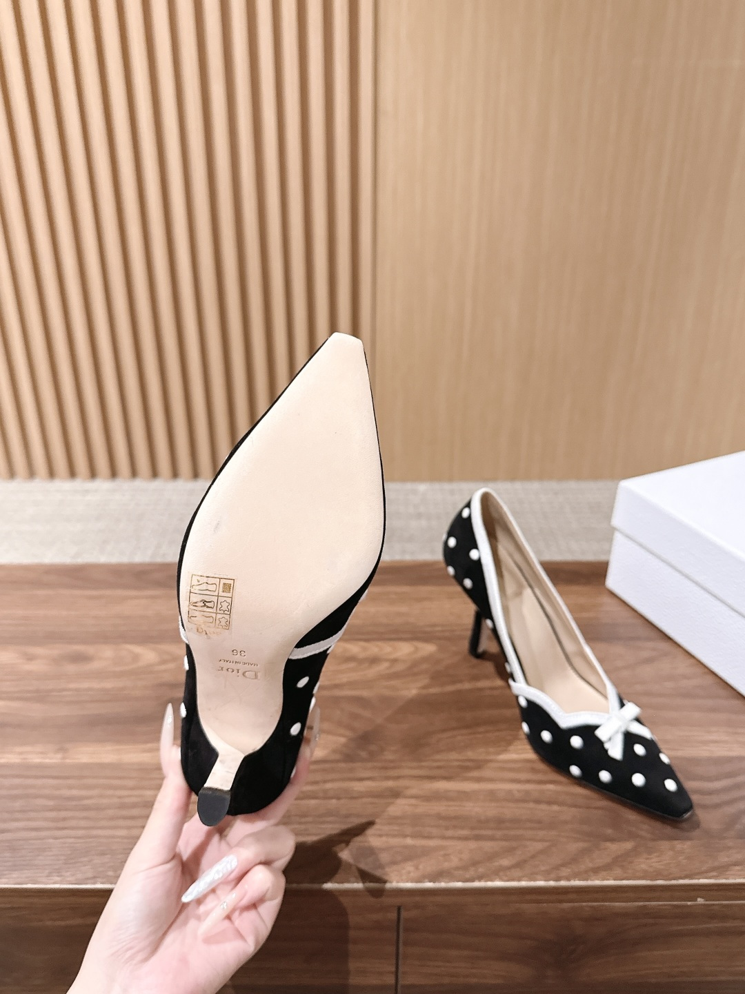 Christian Dior 迪奥早秋新款波点蝴蝶结尖头细跟高跟鞋 自带甜欲轻奢复古氛围感，利落尖头修饰足部线条，纤细鞋