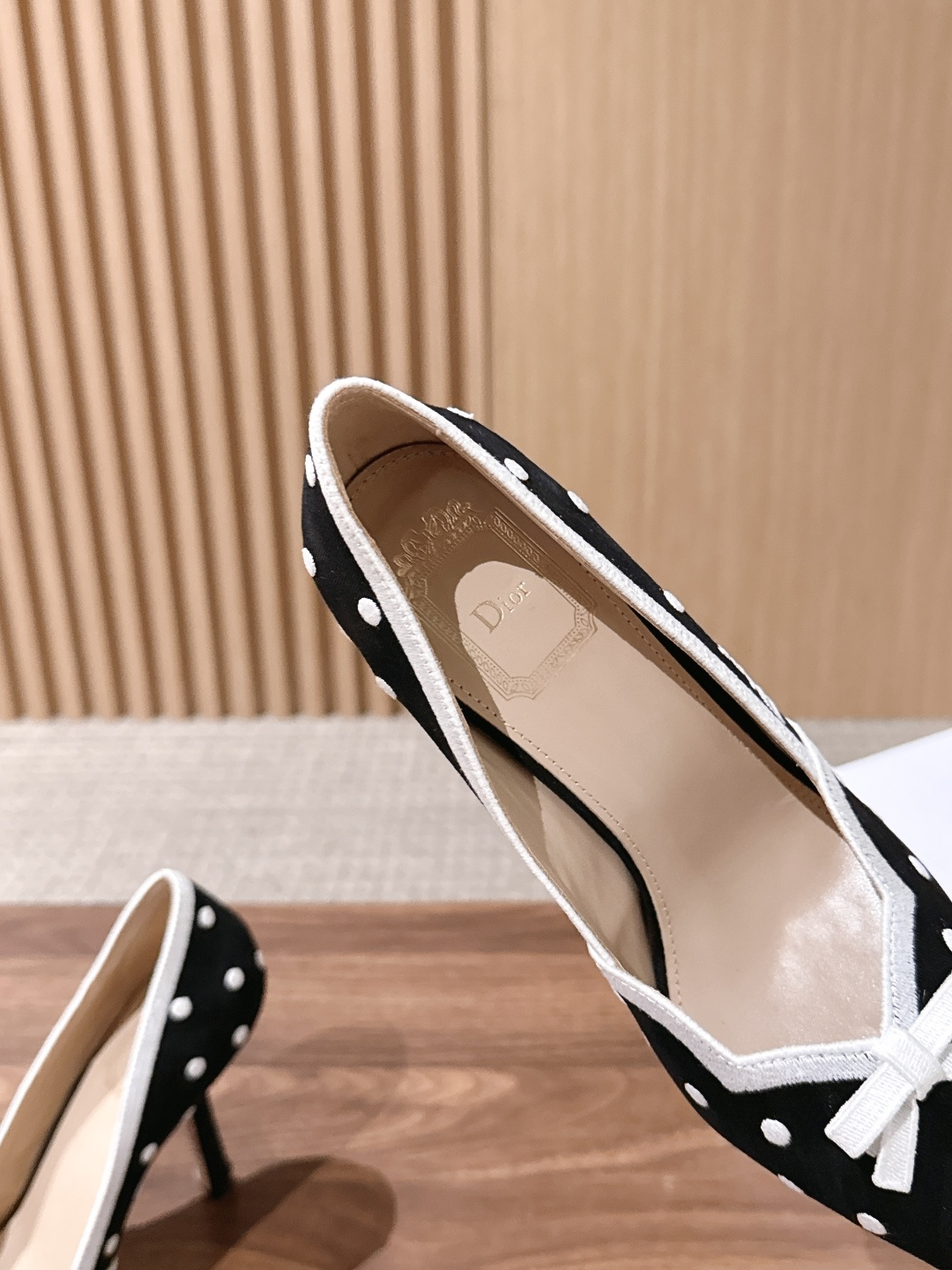 Christian Dior 迪奥早秋新款波点蝴蝶结尖头细跟高跟鞋 自带甜欲轻奢复古氛围感，利落尖头修饰足部线条，纤细鞋