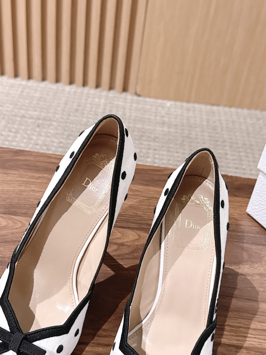 Christian Dior 迪奥早秋新款波点蝴蝶结尖头细跟高跟鞋 自带甜欲轻奢复古氛围感,利落尖头修饰足部线条,纤细鞋 Christian Dior 迪奥早秋新款波点蝴蝶结尖头细跟高跟鞋 自带甜欲轻奢复古氛围感,利落尖头修饰足部线条,纤细鞋