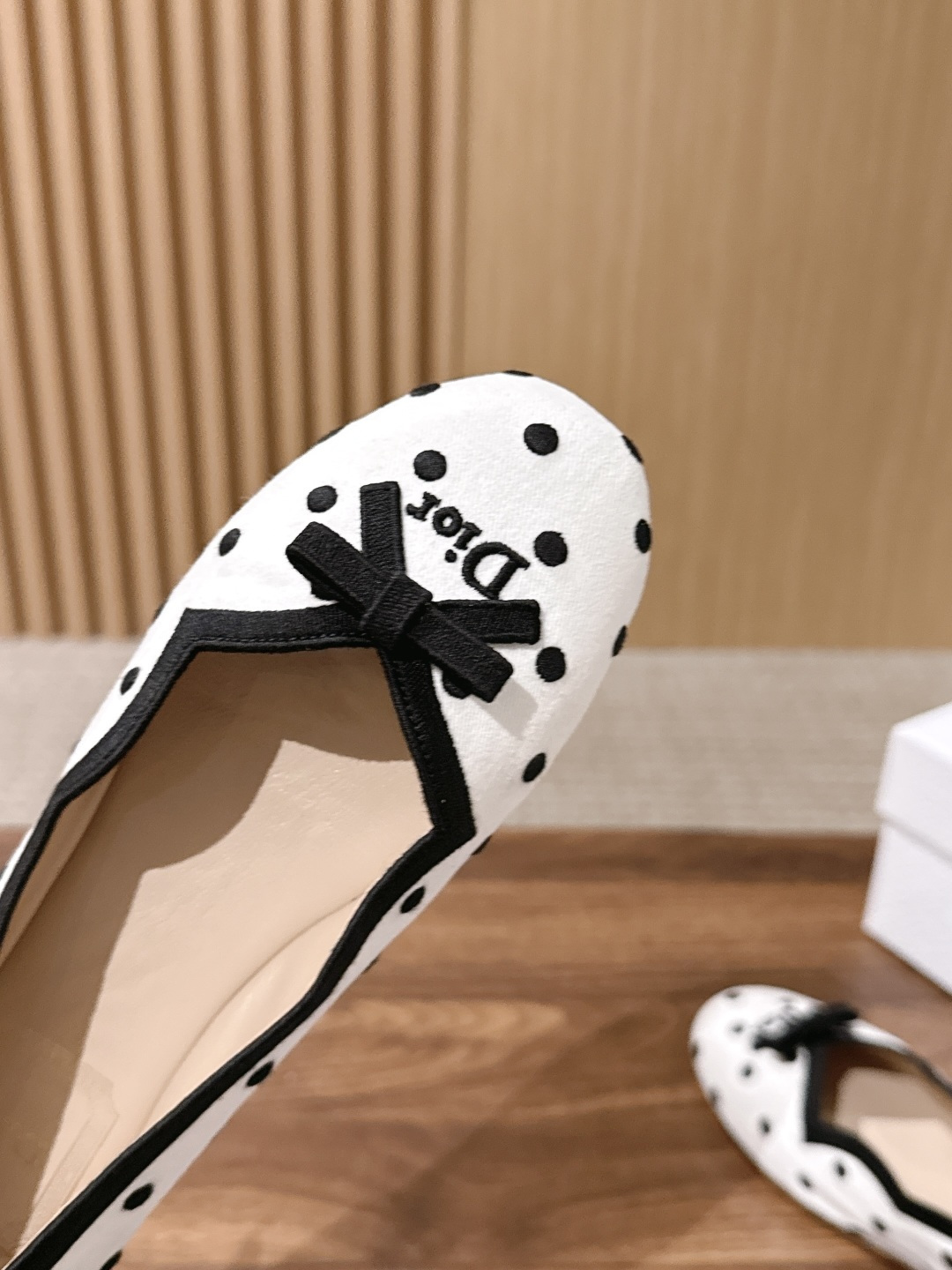 Christian Dior 迪奥早秋新款波点蝴蝶结芭蕾平底鞋 自带甜美温柔轻奢氛围感，圆润鞋头柔和修饰脚型，精致蝴蝶结
