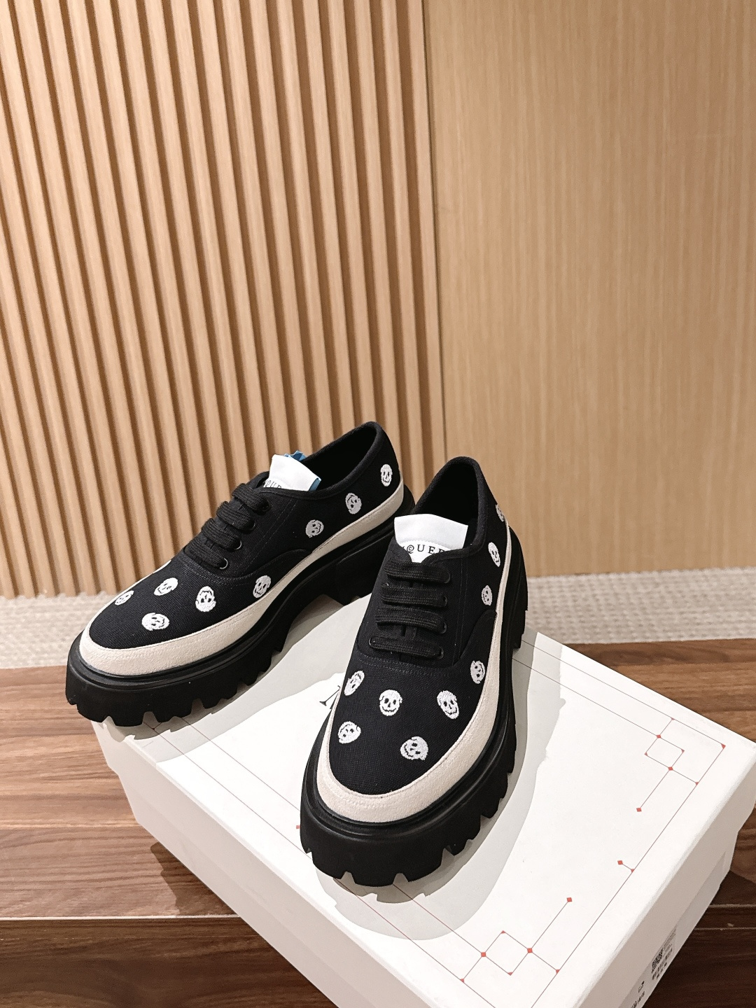 【布面】 Alexander McQueen 亚历山大.麦昆新款Ollie男士休闲鞋布鞋 本命暗黑系休闲鞋上线✨精致白色 【布面】 Alexander McQueen 亚历山大.麦昆新款Ollie男士休闲鞋布鞋 本命暗黑系休闲鞋上线✨精致白色