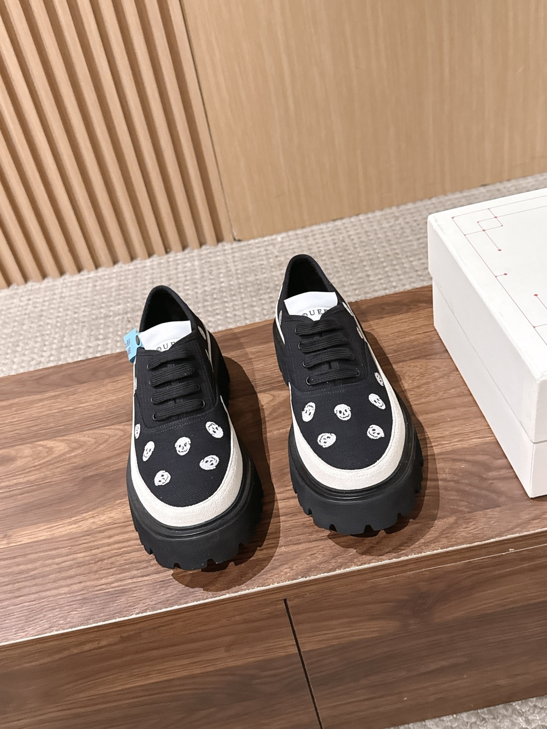 【布面】 Alexander McQueen 亚历山大.麦昆新款Ollie男士休闲鞋布鞋 本命暗黑系休闲鞋上线✨精致白色 【布面】 Alexander McQueen 亚历山大.麦昆新款Ollie男士休闲鞋布鞋 本命暗黑系休闲鞋上线✨精致白色