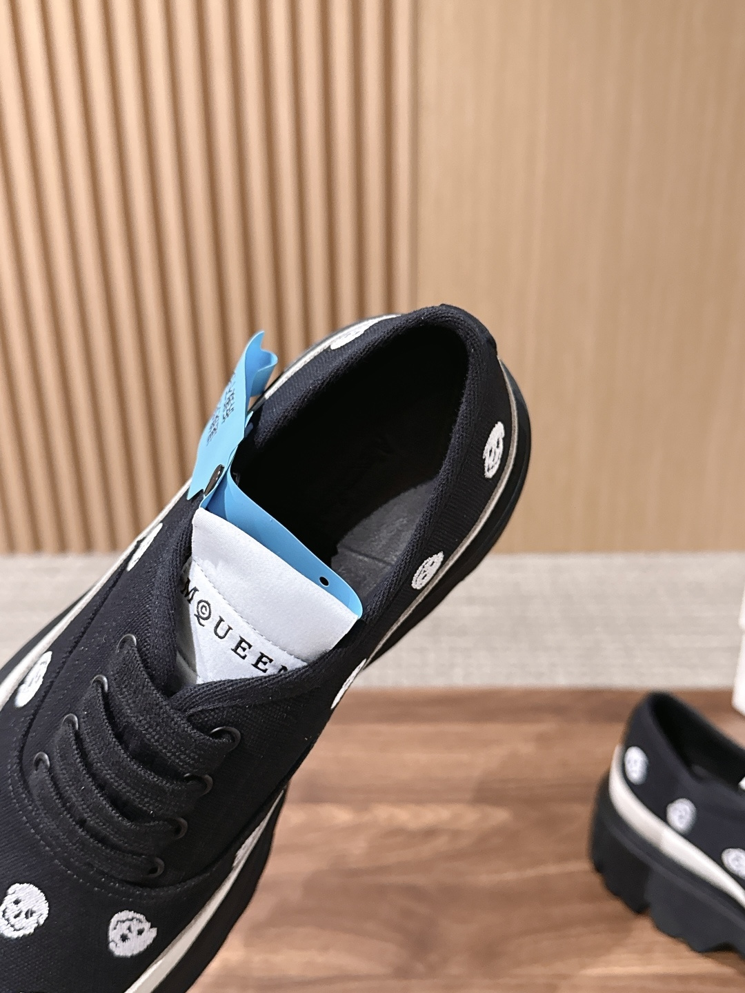 【布面】 Alexander McQueen 亚历山大.麦昆新款Ollie男士休闲鞋布鞋 本命暗黑系休闲鞋上线✨精致白色 【布面】 Alexander McQueen 亚历山大.麦昆新款Ollie男士休闲鞋布鞋 本命暗黑系休闲鞋上线✨精致白色