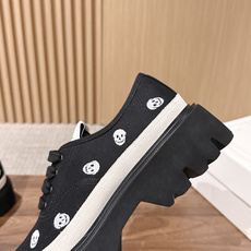 【布面】 Alexander McQueen 亚历山大.麦昆新款Ollie男士休闲鞋布鞋 本命暗黑系休闲鞋上线✨精致白色 【布面】 Alexander McQueen 亚历山大.麦昆新款Ollie男士休闲鞋布鞋 本命暗黑系休闲鞋上线✨精致白色