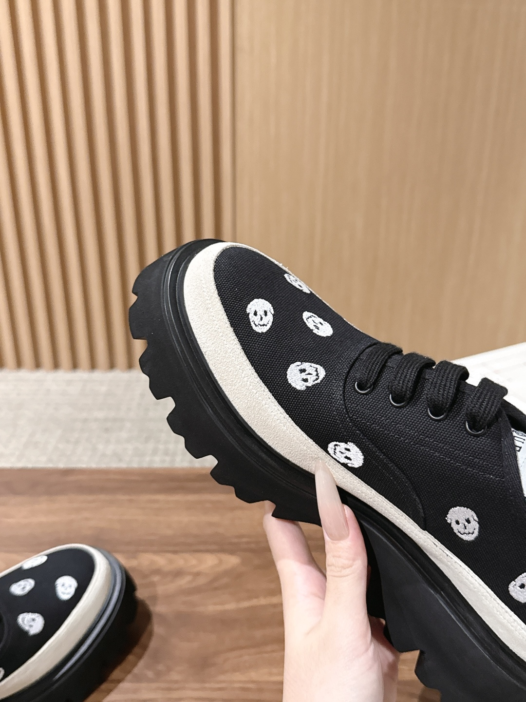 【布面】 Alexander McQueen 亚历山大.麦昆新款Ollie男士休闲鞋布鞋 本命暗黑系休闲鞋上线✨精致白色 【布面】 Alexander McQueen 亚历山大.麦昆新款Ollie男士休闲鞋布鞋 本命暗黑系休闲鞋上线✨精致白色