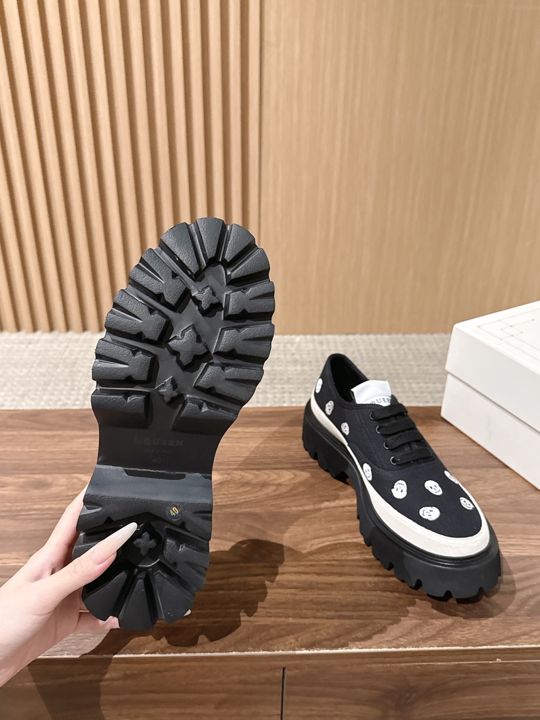 【布面】 Alexander McQueen 亚历山大.麦昆新款Ollie男士休闲鞋布鞋 本命暗黑系休闲鞋上线✨精致白色 【布面】 Alexander McQueen 亚历山大.麦昆新款Ollie男士休闲鞋布鞋 本命暗黑系休闲鞋上线✨精致白色