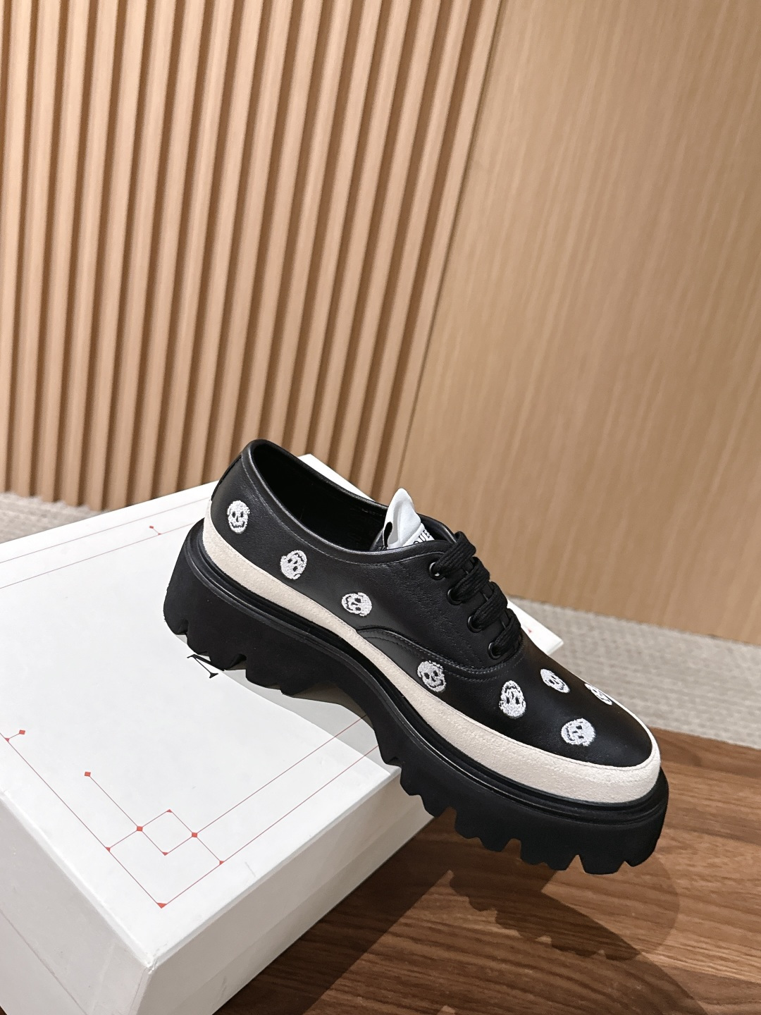 【皮面】 Alexander McQueen 亚历山大.麦昆新款Ollie男士休闲鞋布鞋 本命暗黑系休闲鞋上线✨精致白色 【皮面】 Alexander McQueen 亚历山大.麦昆新款Ollie男士休闲鞋布鞋 本命暗黑系休闲鞋上线✨精致白色