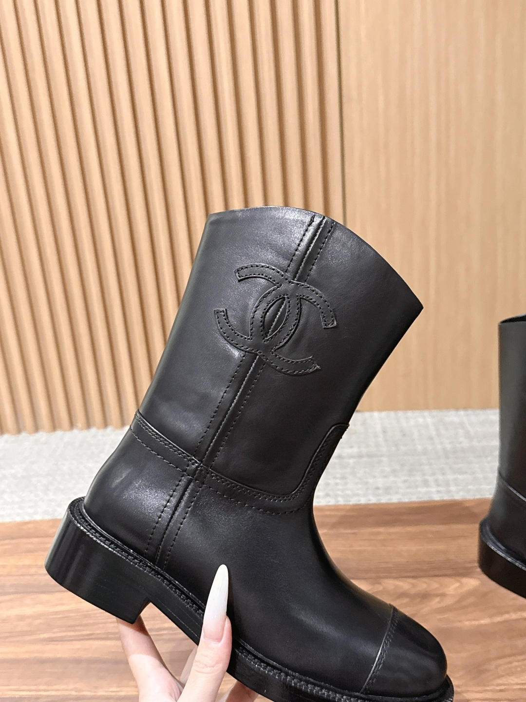 CHANEL# 香奈儿秋冬新款骑士短靴 简约时尚个性又大气！自然流畅的美感，有种惊艳了时光的美感，冬日也要展现大长腿～ 
