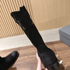 SARTORE 秋新款爆款复古一脚蹬高靴 这款靴子采用一脚蹬元素的融入,呈现出自然复古的质感。圆鞋头设计线条流畅,简约大 SARTORE 秋新款爆款复古一脚蹬高靴 这款靴子采用一脚蹬元素的融入,呈现出自然复古的质感。圆鞋头设计线条流畅,简约大