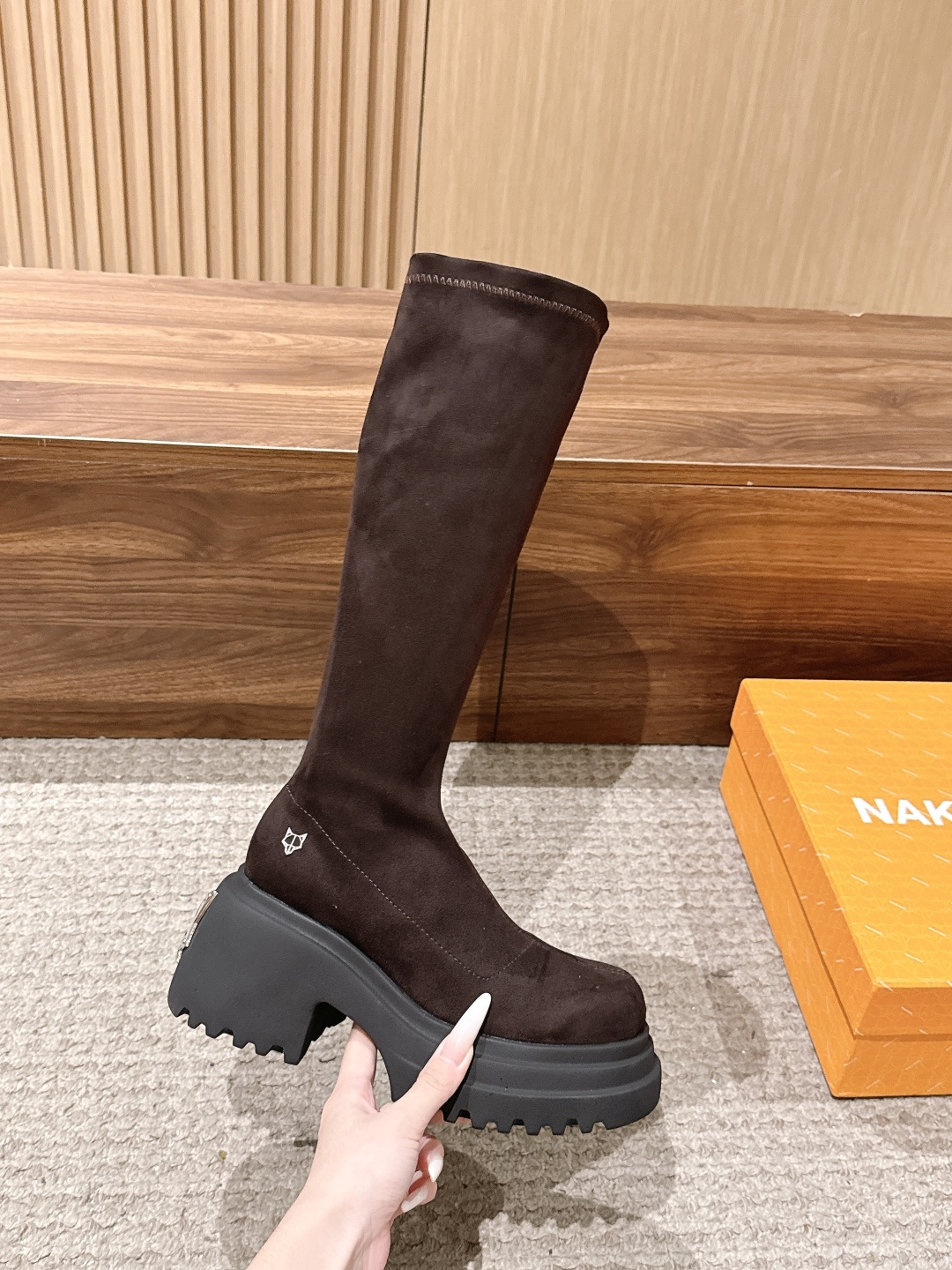 Naked Wolfe#秋冬新款弹力靴 . 耐科沃夫🇬🇧是典型的街潮IP 人间厚底鞋的代表～拉长腿的天花板～ 设计时尚前