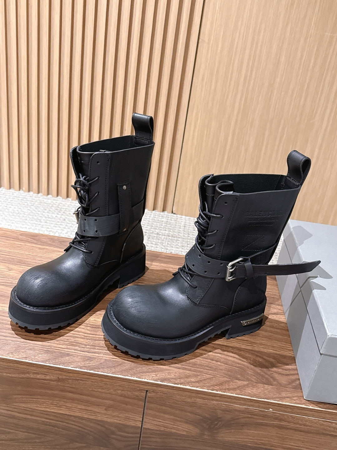 男码+20 BALENCIAGA#巴黎世家酷女孩情侣款必备系列 暗黑风格毒液短靴 时尚宠儿又添一员大将！一出场就气场全开