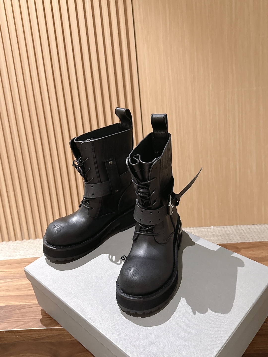 男码+20 BALENCIAGA#巴黎世家酷女孩情侣款必备系列 暗黑风格毒液短靴 时尚宠儿又添一员大将！一出场就气场全开