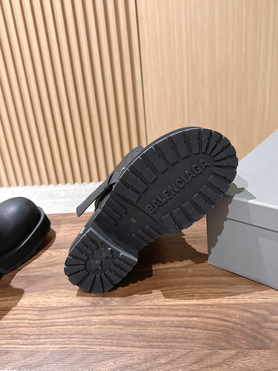 男码+20 BALENCIAGA#巴黎世家酷女孩情侣款必备系列 暗黑风格毒液短靴 时尚宠儿又添一员大将！一出场就气场全开