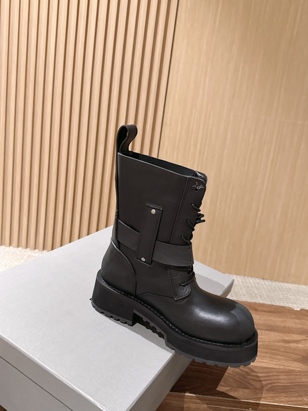 男码+20 BALENCIAGA#巴黎世家酷女孩情侣款必备系列 暗黑风格毒液短靴 时尚宠儿又添一员大将！一出场就气场全开