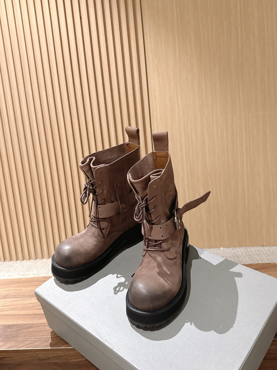 男码+20 BALENCIAGA#巴黎世家酷女孩情侣款必备系列 暗黑风格毒液短靴 时尚宠儿又添一员大将！一出场就气场全开