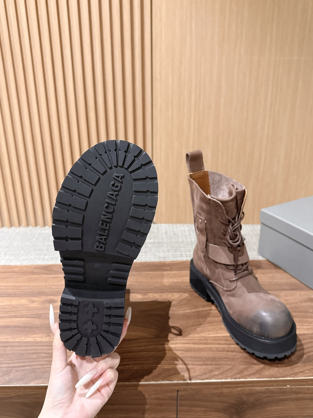 男码+20 BALENCIAGA#巴黎世家酷女孩情侣款必备系列 暗黑风格毒液短靴 时尚宠儿又添一员大将！一出场就气场全开