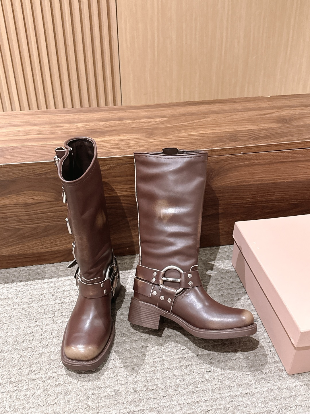 MIU MIU 缪缪秋冬经典款满扣走秀款机车骑士擦色做旧中筒靴! 今年最值得入手的靴子 没有之一!易梦玲同款超多网红明星 MIU MIU 缪缪秋冬经典款满扣走秀款机车骑士擦色做旧中筒靴! 今年最值得入手的靴子 没有之一!易梦玲同款超多网红明星
