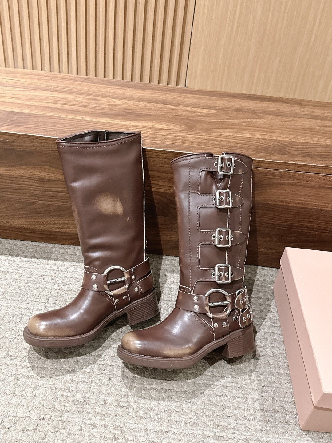 MIU MIU 缪缪秋冬经典款满扣走秀款机车骑士擦色做旧中筒靴! 今年最值得入手的靴子 没有之一!易梦玲同款超多网红明星 MIU MIU 缪缪秋冬经典款满扣走秀款机车骑士擦色做旧中筒靴! 今年最值得入手的靴子 没有之一!易梦玲同款超多网红明星
