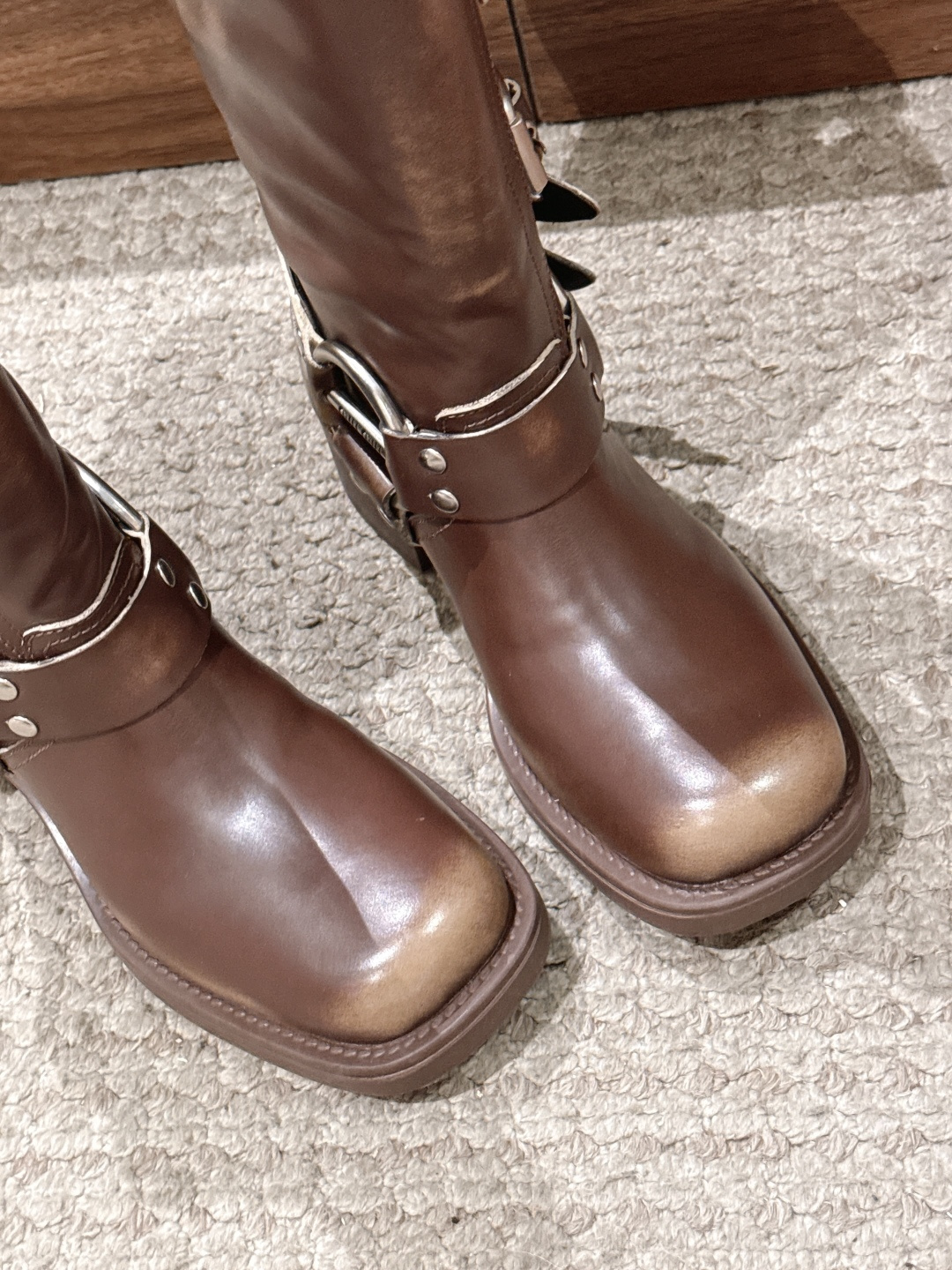 MIU MIU 缪缪秋冬经典款满扣走秀款机车骑士擦色做旧中筒靴! 今年最值得入手的靴子 没有之一!易梦玲同款超多网红明星 MIU MIU 缪缪秋冬经典款满扣走秀款机车骑士擦色做旧中筒靴! 今年最值得入手的靴子 没有之一!易梦玲同款超多网红明星