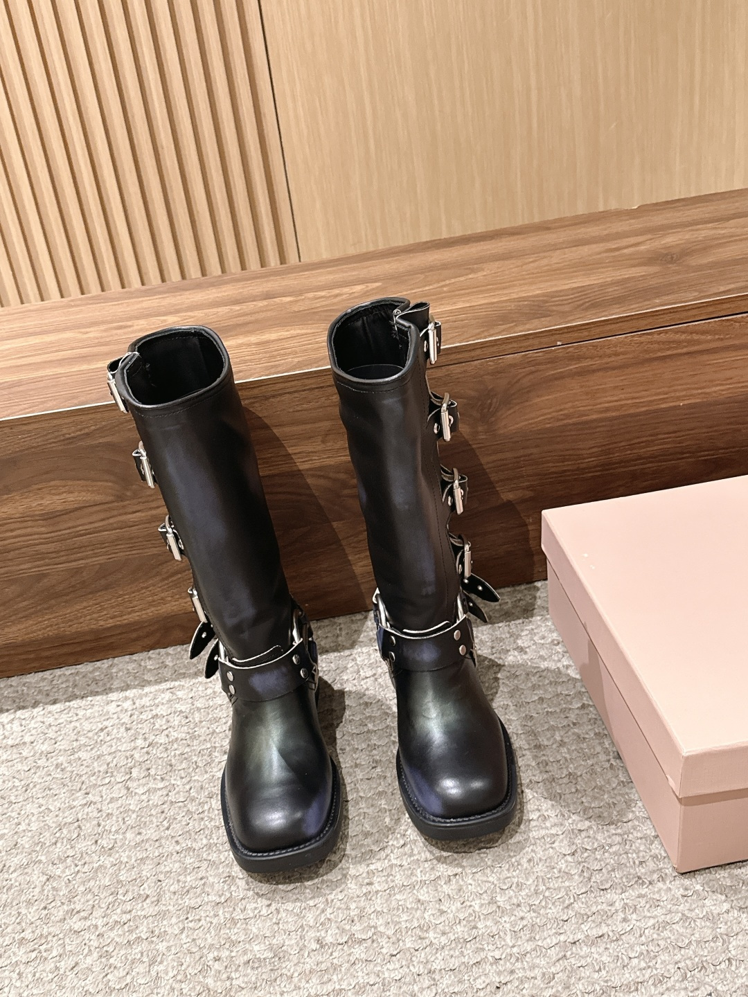 MIU MIU 缪缪秋冬经典款满扣走秀款机车骑士擦色做旧中筒靴！ 今年最值得入手的靴子 没有之一！易梦玲同款超多网红明星