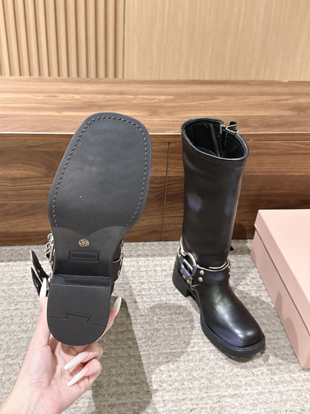 MIU MIU 缪缪秋冬经典款满扣走秀款机车骑士擦色做旧中筒靴! 今年最值得入手的靴子 没有之一!易梦玲同款超多网红明星 MIU MIU 缪缪秋冬经典款满扣走秀款机车骑士擦色做旧中筒靴! 今年最值得入手的靴子 没有之一!易梦玲同款超多网红明星