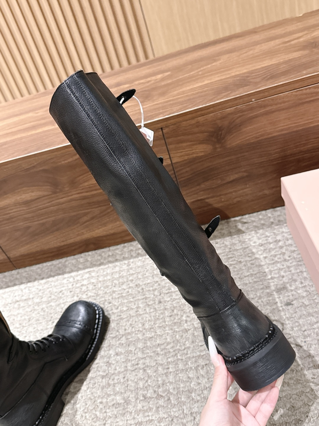 MiuMiu 缪缪新款骑士长筒靴,秀款长靴新品经典机车靴造型, 帅气摩登鞋面 植糅小牛皮,质感超好的‼️ 秀款就一直 MiuMiu 缪缪新款骑士长筒靴,秀款长靴新品经典机车靴造型, 帅气摩登鞋面 植糅小牛皮,质感超好的‼️ 秀款就一直