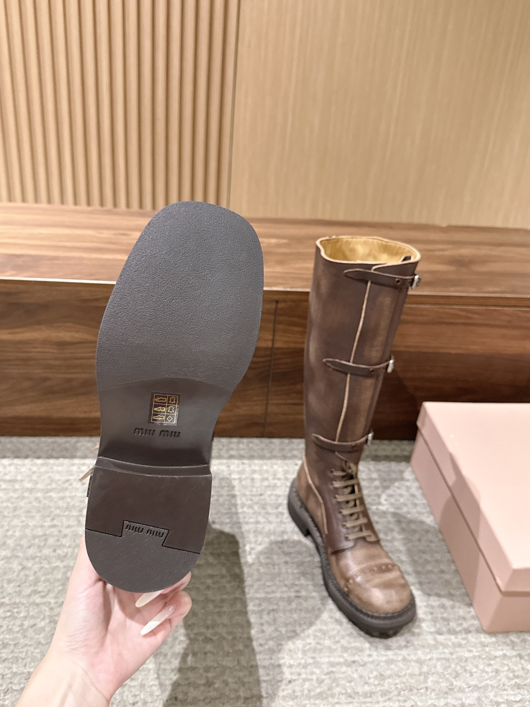 MiuMiu 缪缪新款骑士长筒靴，秀款长靴新品经典机车靴造型，   帅气摩登鞋面 植糅小牛皮，质感超好的‼️ 秀款就一直