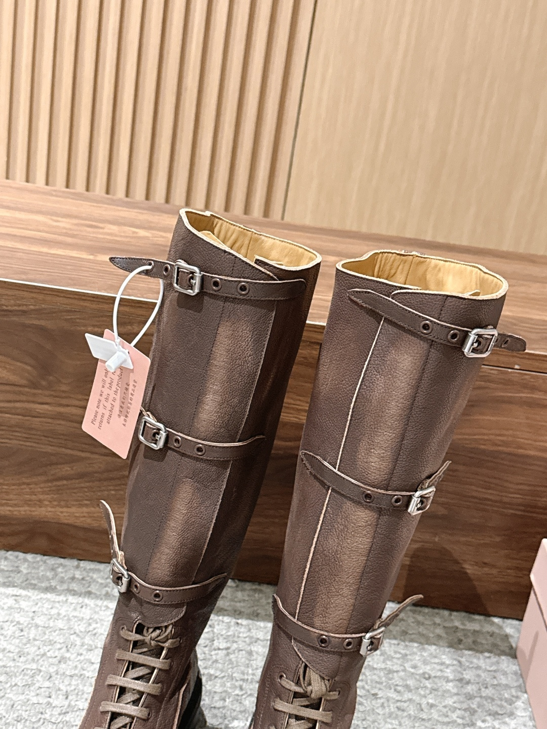 MiuMiu 缪缪新款骑士长筒靴，秀款长靴新品经典机车靴造型，   帅气摩登鞋面 植糅小牛皮，质感超好的‼️ 秀款就一直