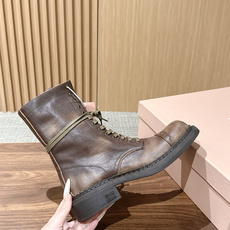 Miu Miu 缪缪新款机车靴马丁靴,秀款长靴新品经典机车靴造型, 帅气摩登鞋面 植糅小牛皮,质感超好的‼️ 秀款就 Miu Miu 缪缪新款机车靴马丁靴,秀款长靴新品经典机车靴造型, 帅气摩登鞋面 植糅小牛皮,质感超好的‼️ 秀款就