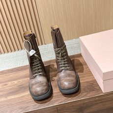 Miu Miu 缪缪新款机车靴马丁靴,秀款长靴新品经典机车靴造型, 帅气摩登鞋面 植糅小牛皮,质感超好的‼️ 秀款就 Miu Miu 缪缪新款机车靴马丁靴,秀款长靴新品经典机车靴造型, 帅气摩登鞋面 植糅小牛皮,质感超好的‼️ 秀款就