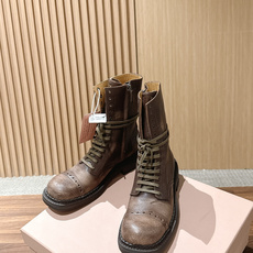 Miu Miu 缪缪新款机车靴马丁靴,秀款长靴新品经典机车靴造型, 帅气摩登鞋面 植糅小牛皮,质感超好的‼️ 秀款就 Miu Miu 缪缪新款机车靴马丁靴,秀款长靴新品经典机车靴造型, 帅气摩登鞋面 植糅小牛皮,质感超好的‼️ 秀款就