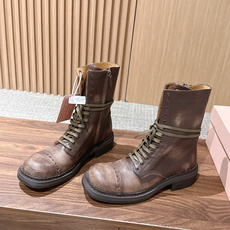 Miu Miu 缪缪新款机车靴马丁靴,秀款长靴新品经典机车靴造型, 帅气摩登鞋面 植糅小牛皮,质感超好的‼️ 秀款就 Miu Miu 缪缪新款机车靴马丁靴,秀款长靴新品经典机车靴造型, 帅气摩登鞋面 植糅小牛皮,质感超好的‼️ 秀款就